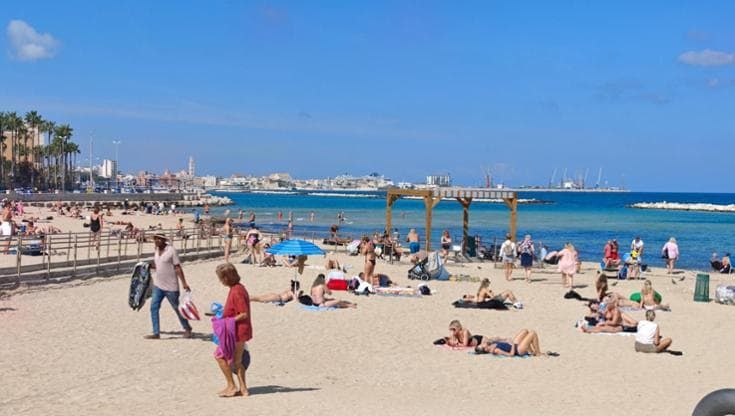 Mare d’ottobre da record in Puglia, più 34% di bagnanti in due anni ma lidi chiusi e senza bagnini
