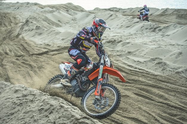 Ischia, emozioni da motocross: la spiaggia di Forio diventa una pista 