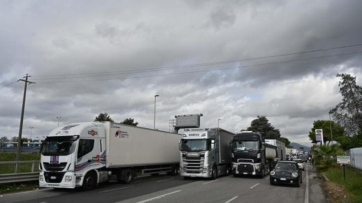 I camionisti bloccano l’Italia, trasporti e agricoltura in tilt. La polizia scioglie i blocchi