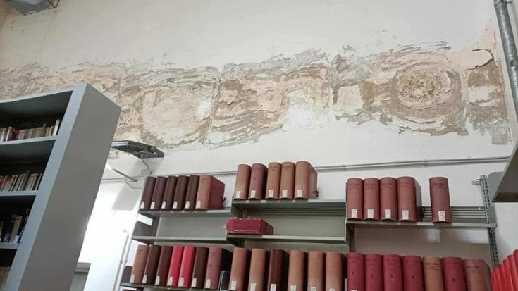 Muffa sui muri e sale di lettura allagate: lo scandalo della storica biblioteca di Matera