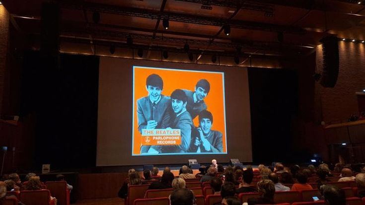 Maratona Beatles, più di mille in sala cantano in coro oltre 200 canzoni