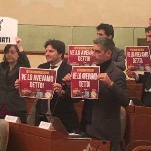 Torino: cartelli di  Pd e M5S uniti sbeffeggiano la Lega per lo stop alla legge elettorale