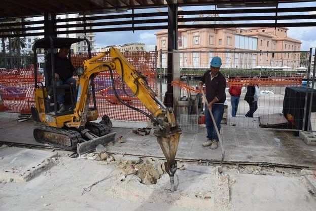 Bari, giù i vecchi banconi per il pesce al molo San Nicola