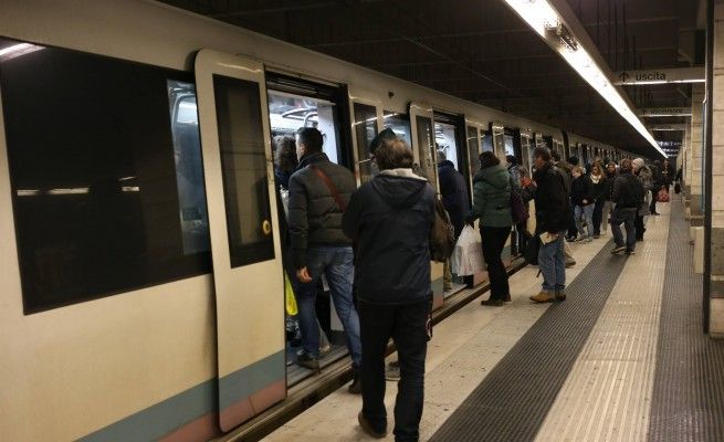 Nuova protesta dei pendolari a Piramide<br />bloccati i tornelli, passeggeri entrano gratis