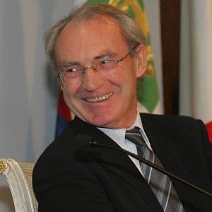 Yves Mény: "È uno tsunami sulle istituzioni. La Francia al punto di rottura"