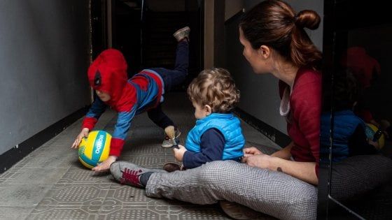 Coronavirus in Lombardia, l'appello al governo per i bambini: "Diamo loro un’ora d’aria per giocare all’aperto"