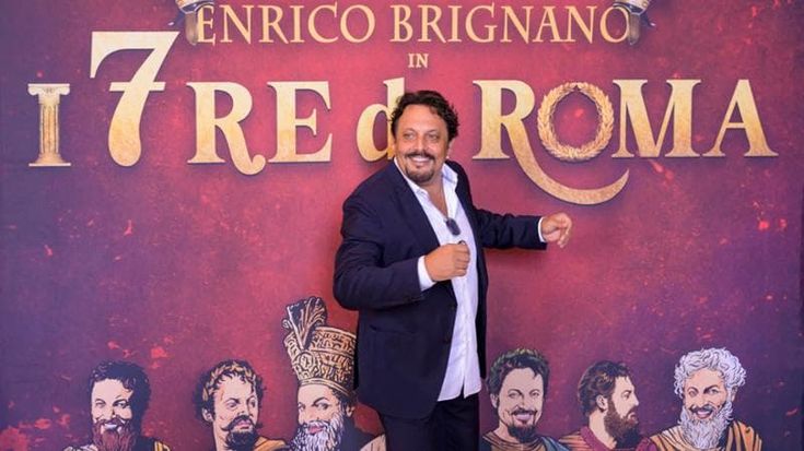 Enrico Brignano torna in scena con “I 7 Re di Roma”: dall’8 ottobre al Teatro Sistina lo spettacolo che fu un grande successo di Proietti