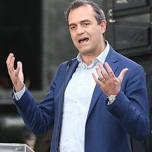 De Magistris guarda avanti e lancia accuse: c'è chi vuole ostacolare la città, sono le solite  "manine"...