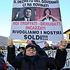 Protesta delle vittime del salva-banche davanti alla casa della famiglia Boschi a Laterina