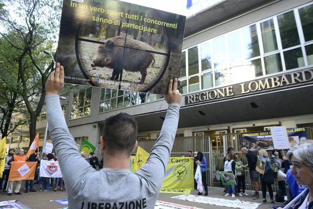 Milano, animalisti assediano il Pirellone: "Assassini i cacciatori e chi li autorizza"