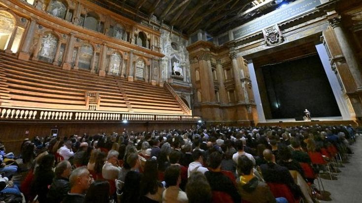 Alessandro Barbero a Parma, la pop star del racconto storico affascina il pubblico assiepato al Teatro Farnese