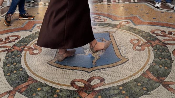 Torna il portafortuna in Galleria dopo il restauro: “Il toro ha ritrovato i suoi attributi”