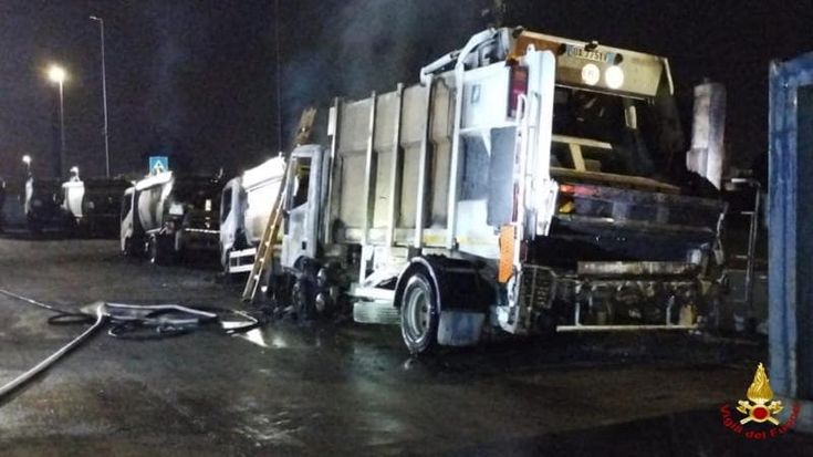 Incendio in un deposito di camion per la raccolta rifiuti nel Barese: ipotesi natura dolosa