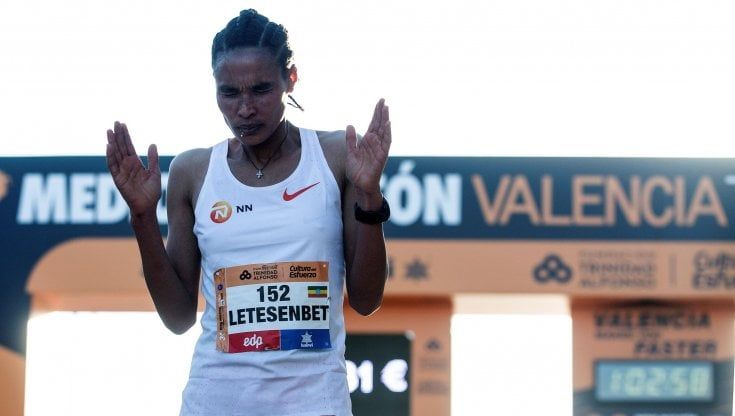 Atletica, mezza maratona: Gidey abbassa di oltre 1' il record del mondo