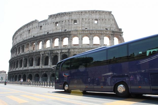 Il Colosseo assediato dai bus turistici
