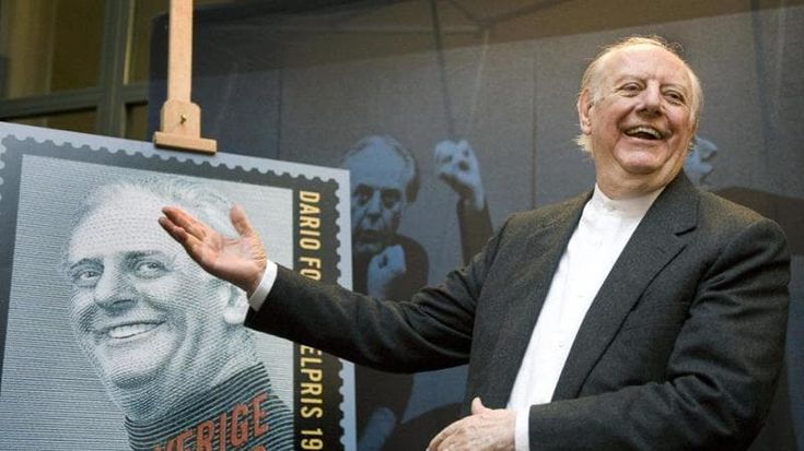 Il potere e gli ultimi: Dario Fo, quel giullare scomodo sbarcato a Milano