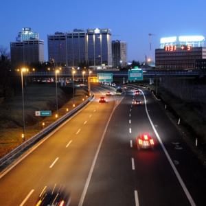 A8, scende da auto in panne e viene investita: muore con il camionista che la soccorreva