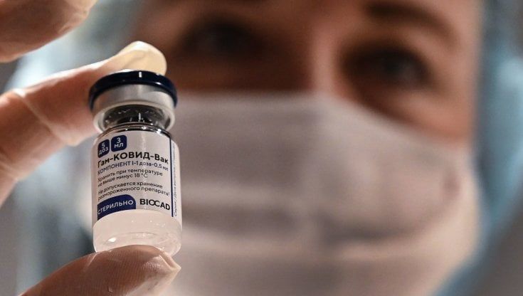 Vaccino russo Sputnik, Moratti chiede ad Arcuri di utilizzarlo. Aeroporti, Palalido e Fiera per le iniezioni