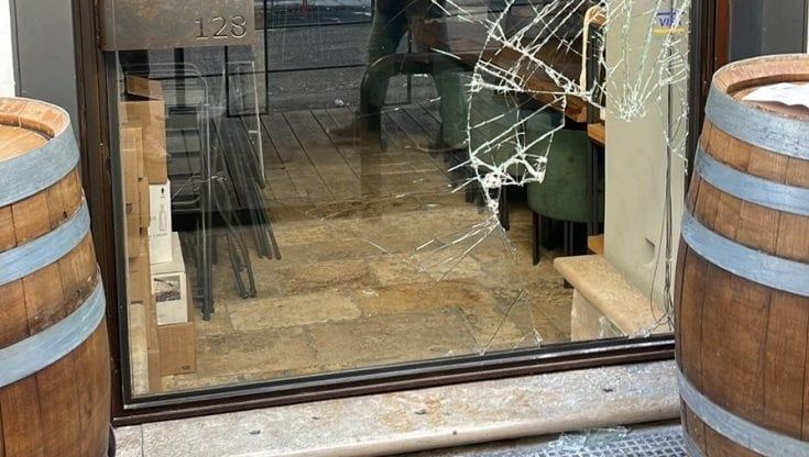 Bari, due "spaccate" in una notte nel Murattiano: furti in un'enoteca e in un negozio di cosmetici. "Così non si può più andare avanti"