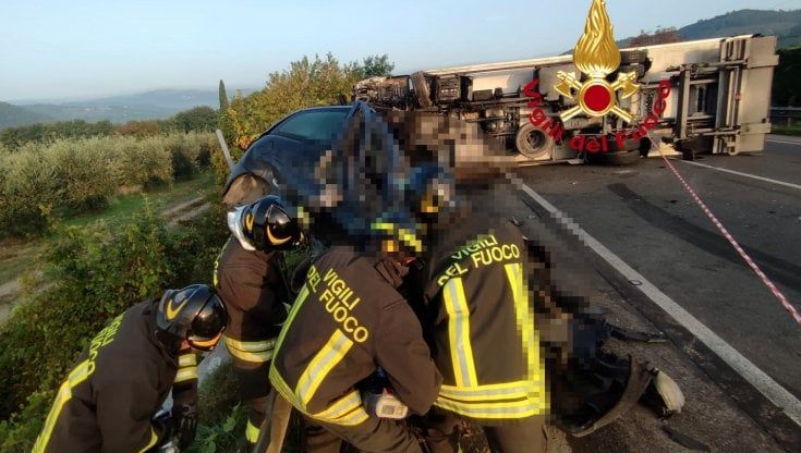 Con l'auto si scontra contro un tir, morta donna di 41 anni