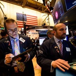 Borse deboli dopo i record di Wall Street. Euro sotto 1,12 dollari