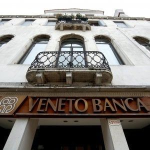 Banche venete, Padoan: "Nessun regalo ai privati".  Intesa avverte: "Con problemi al decreto salta l'operazione"