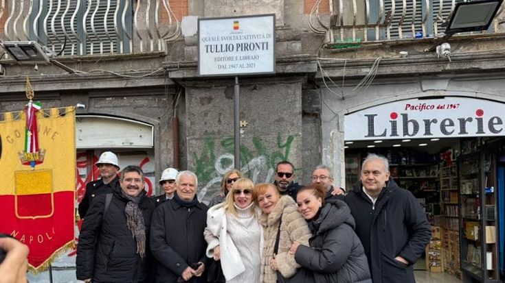 Napoli rende omaggio a Tullio Pironti: targa in piazza Dante per l’editore