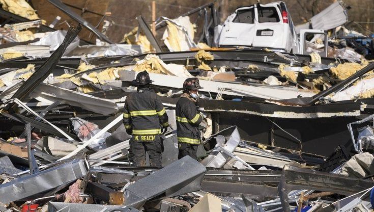 Tornado in Kentucky, il drammatico Facebook Live dell'operaia intrappolata: "Aiutateci. E cantatemi Happy Birthday"