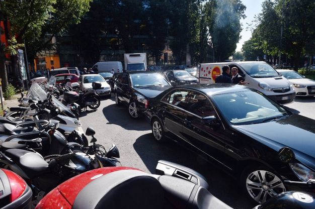 Moda, parcheggi selvaggi in zona Tortona: i residenti s'infuriano sui social