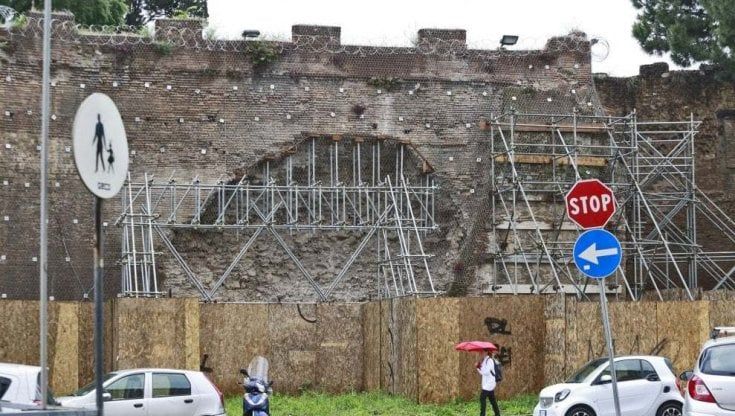 Pnrr, allarme ritardi: 29 progetti rischiano di perdere i fondi. 100 milioni per Mura Aureliane, ex Mattatoio e Fori 