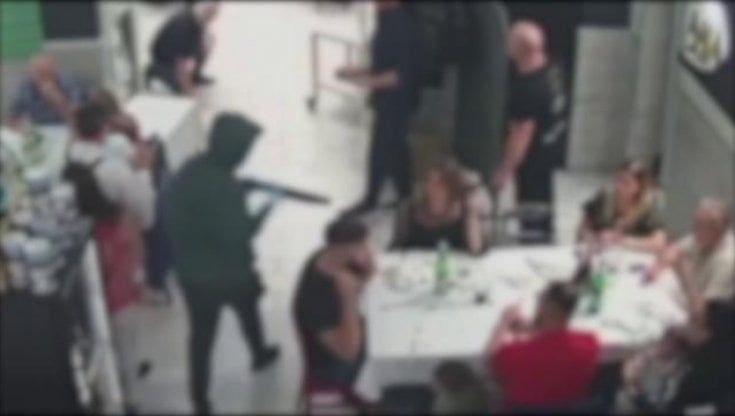 Rapina shock a Casavatore, in pizzeria con kalashnikov e fucile a pompa: presi una collana e 4 orologi