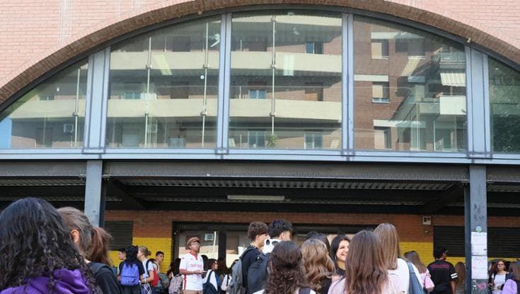 Scuola, il precariato non riguarda solo i docenti. “Io, segretaria, ogni volta riparto da zero”