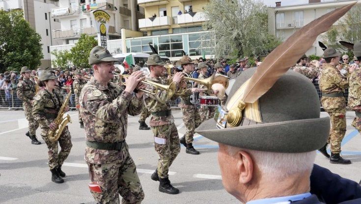 Le donne, gli alpini e una festa scostumata