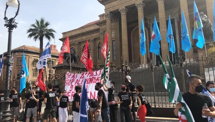 Assunti ma per nove mesi, protesta dei ballerini del Massimo