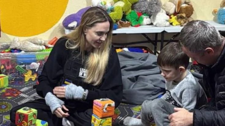 Ucraina, Angelina Jolie visita Kherson. E “libera” il suo bodyguard reclutato a forza dall’esercito