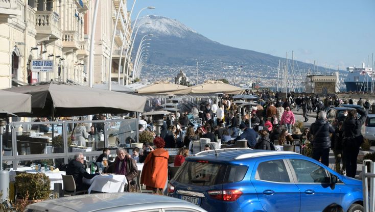 Napoli, primo sabato in zona gialla: folla sul lungomare e nelle vie dello shopping