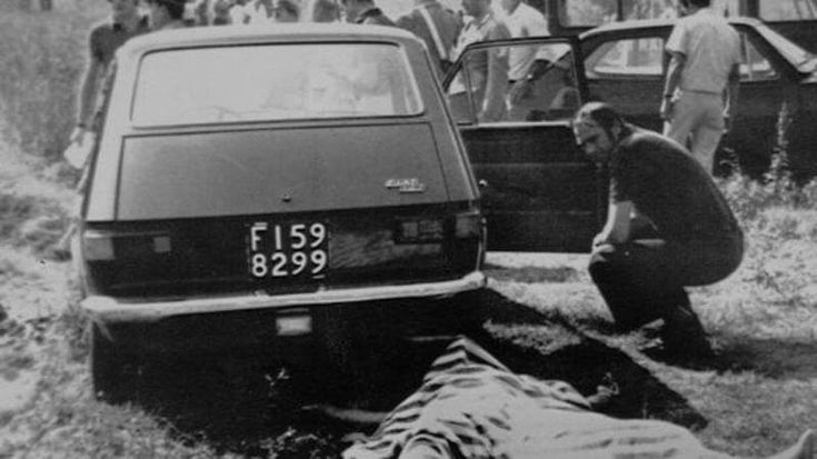 Firenze, Dna sconosciuto riapre la caccia al Mostro: “Riesumate quella ragazza, l’unica che lottò col killer”
