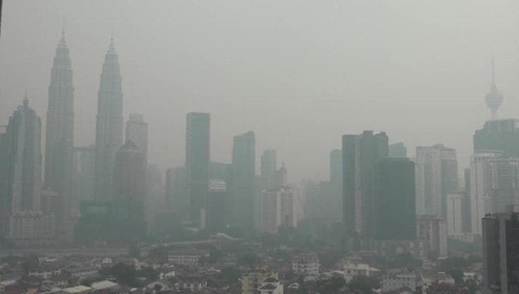 Cielo oscuro su Kuala Lumpur, la città avvolta dalla foschia degli incendi indonesiani