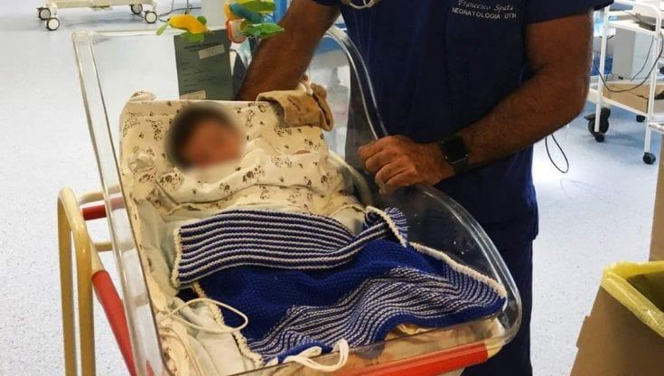 La messinscena, le indagini, la denuncia, il rimorso: l'incredibile storia del neonato abbandonato a Ragusa 