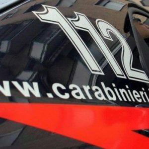 Bergamo, picchia la compagna e figlio 22enne della donna con un batticarne: arrestato