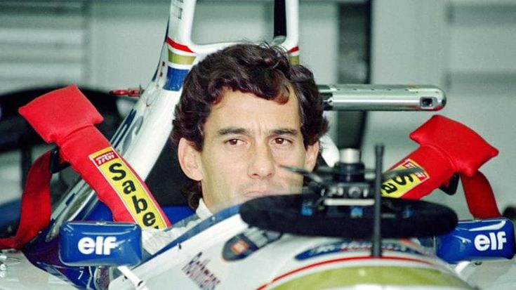 La magnifica e irripetibile storia di Ayrton Senna, il campione dallo sguardo triste che scelse il cognome (napoletano) della mamma