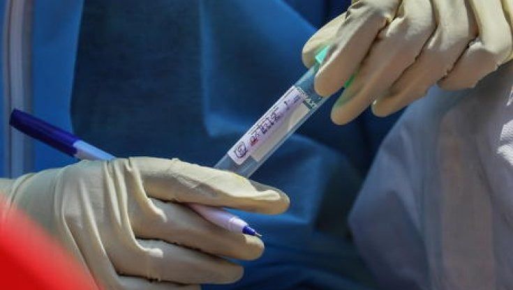 Covid, dura di più la protezione da vaccino o da malattia?