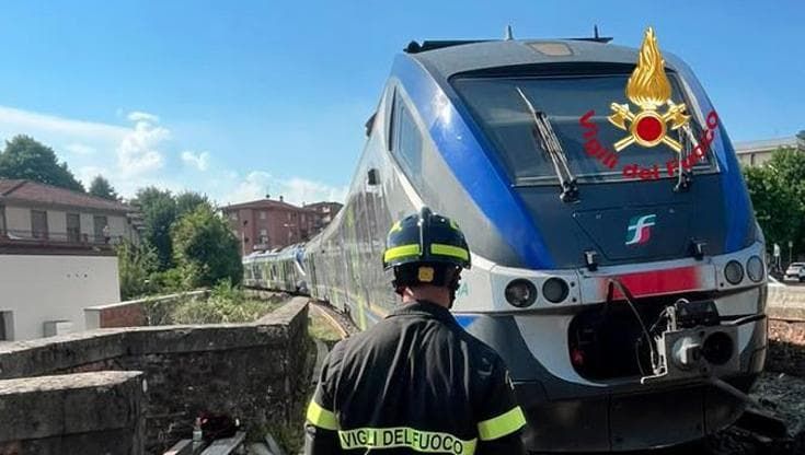 Treno con 50 passeggeri esce dai binari nel Mugello, paura ma nessun ferito