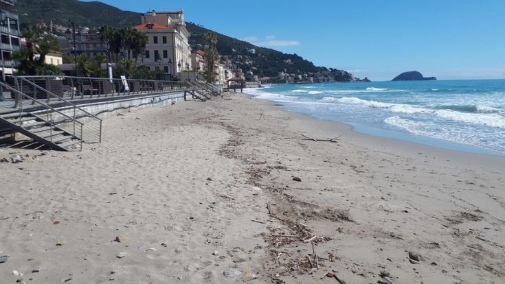 Alassio. “Prima la mareggiata ora pure la distanza Noi non riapriamo”