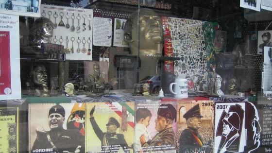 "Vietare i souvenir con Mussolini o Hitler: è apologia di fascismo" 