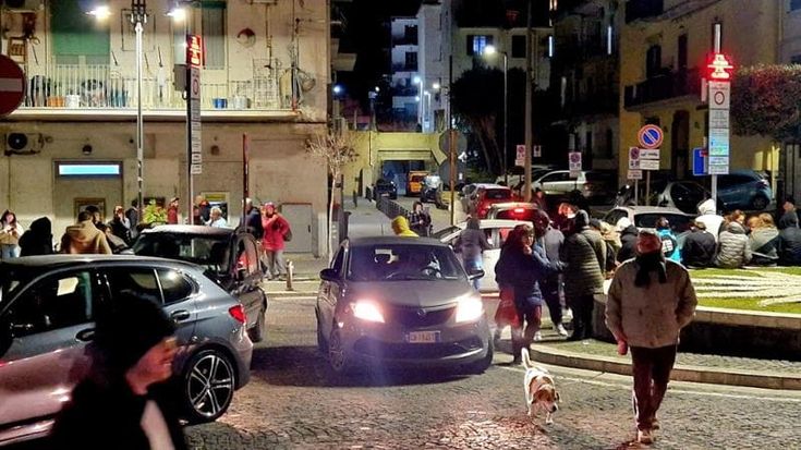 Terremoto ai Campi flegrei, scossa di magnitudo 3,2 in mattinata. I cittadini: “Noi abbandonati”