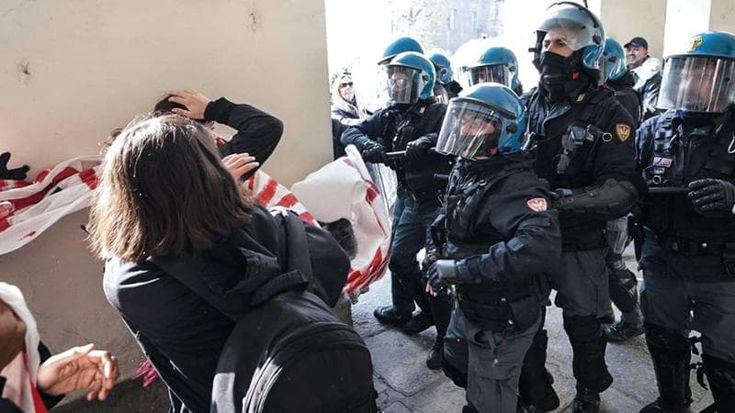 Studenti in piazza, feriti 20 poliziotti: condanna unanime per le violenze