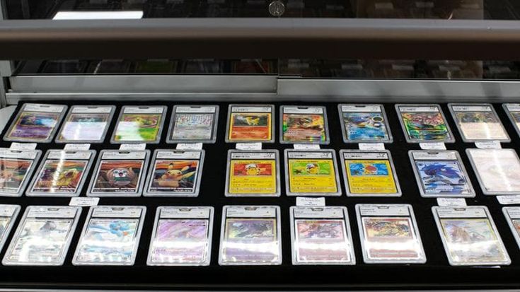 Armato di coltello, rapina un negozio per rubare carte dei Pokémon e di Yu Gi Oh da collezione