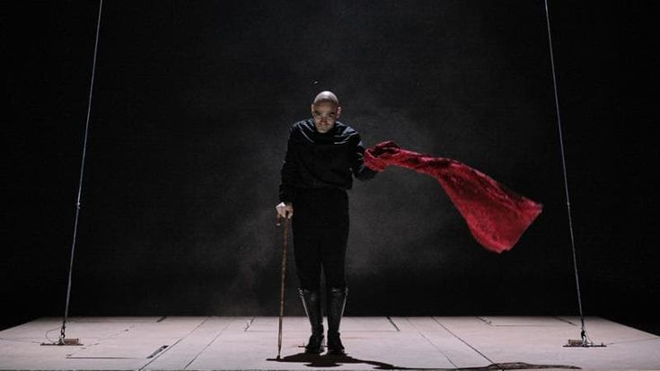 ‘Il canto di Edipo’, cambia la lingua ma resta un vero mistero. La recensione di Anna Bandettini