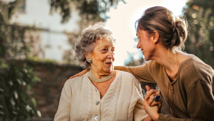 Caregiver, un duro lavoro ma per l’71% è gratificante. Un documento ne chiede il riconoscimento giuridico